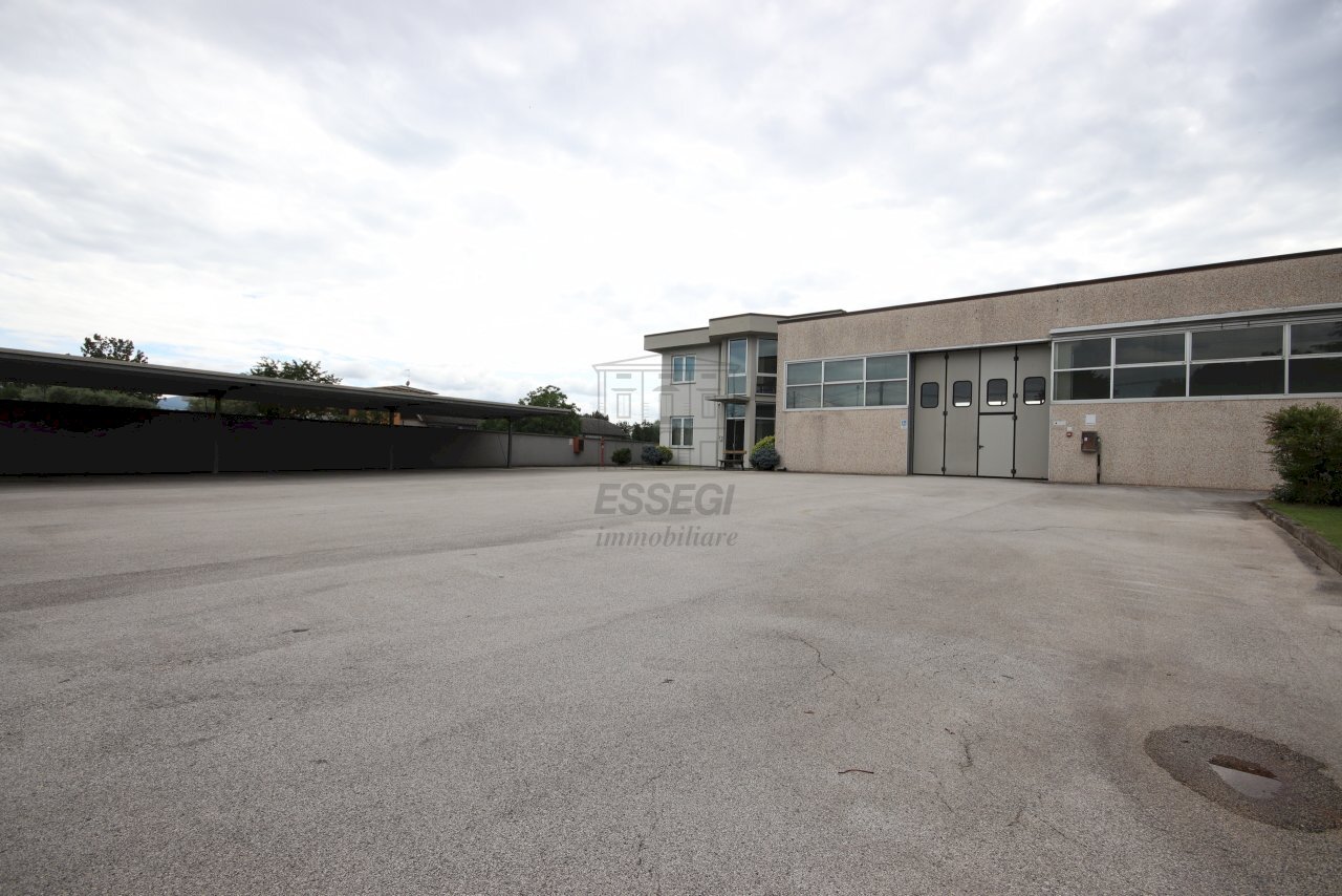 BELLISSIMO CAPANNONE DI RAPPRESENTANZA PARI AL NU - Locale Commerciale Via dei Bocchi 201, Capannori - foto 1