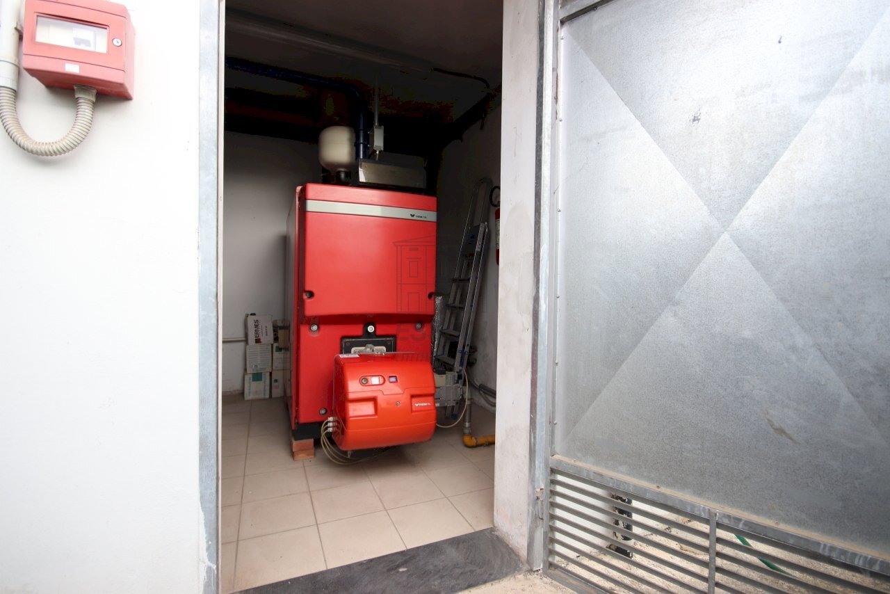 BELLISSIMO CAPANNONE DI RAPPRESENTANZA PARI AL NU - Locale Commerciale Via dei Bocchi 201, Capannori - foto 3