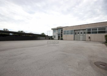 BELLISSIMO CAPANNONE DI RAPPRESENTANZA PARI AL NU - Locale Commerciale Via dei Bocchi 201, Capannori - foto 1