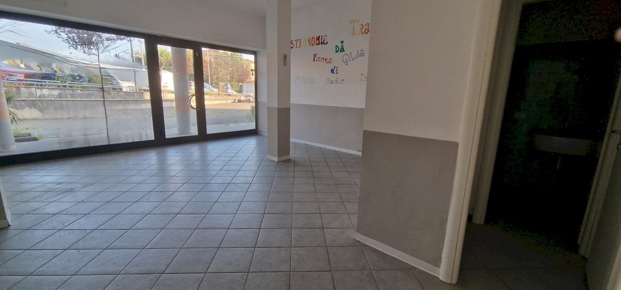 IMG-20241107-WA0003.jpg - Locale Commerciale Sarzana - foto 2