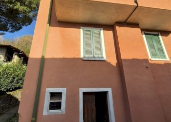 Esterno immobile retro - Ingresso cantina - Porzione di casa Faggeto Lario - foto 6