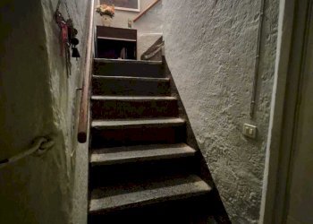 Interni, scala in pietra di Moltrasio - Porzione di casa Faggeto Lario - foto 15