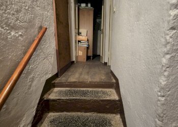 Interni, scala in pietra di Moltrasio - Porzione di casa Faggeto Lario - foto 17