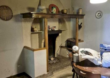 Camino con seduta, in zona giorno - Portion of a house Faggeto Lario - photo 10