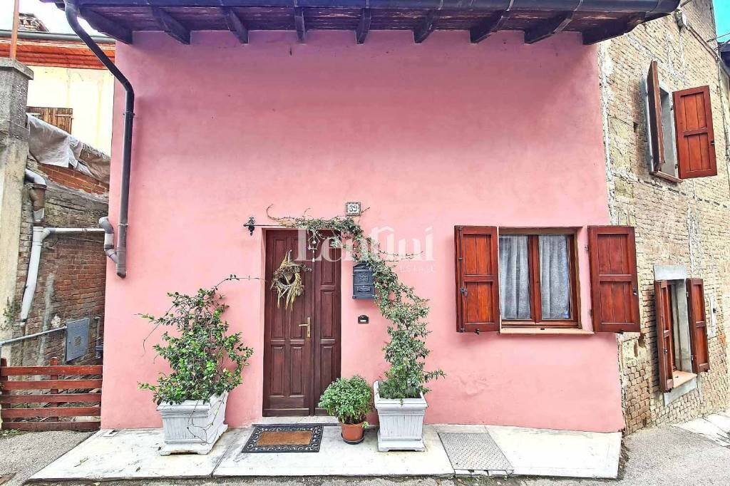 Facciata - Villa via dei Martiri, 39, Camagna Monferrato - foto 3