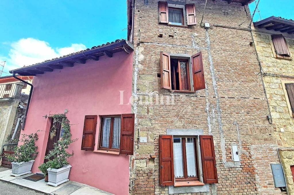 Facciata - Villa via dei Martiri, 39, Camagna Monferrato - foto 1