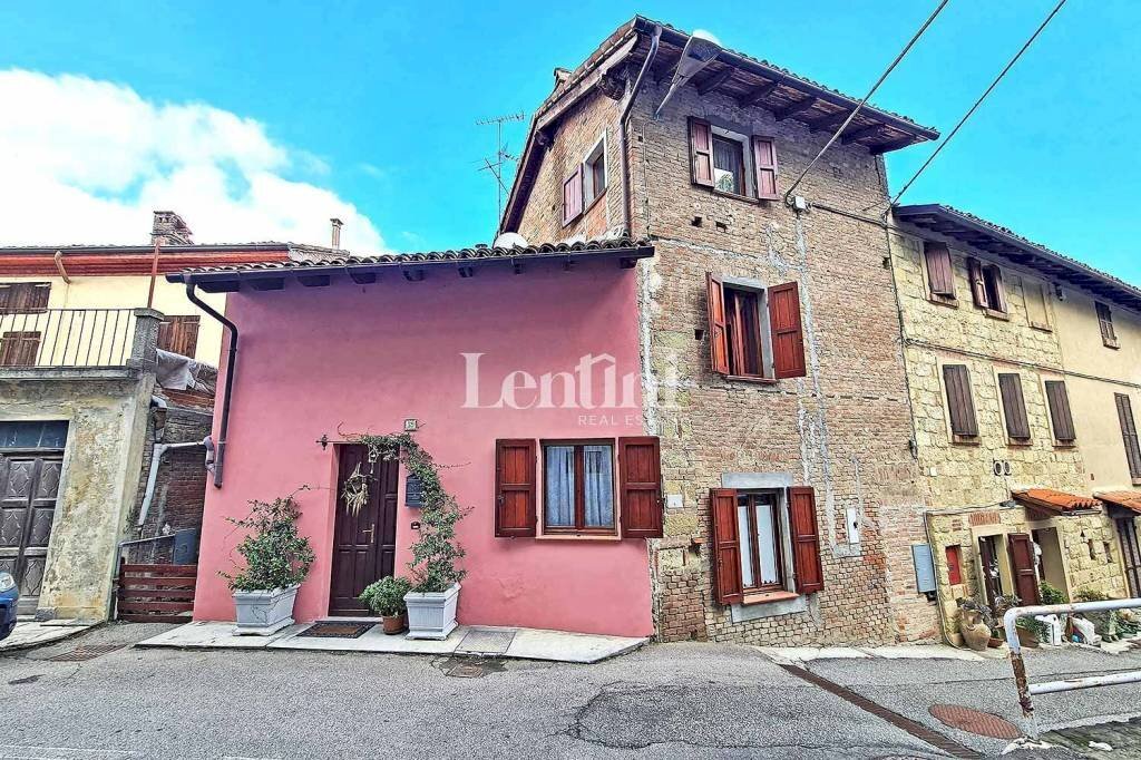 Facciata - Villa via dei Martiri, 39, Camagna Monferrato - foto 2