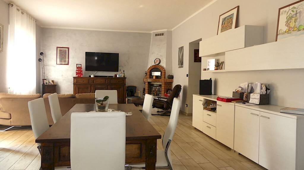 Salone - Appartamento via Andrea Corsini, Pino Torinese - foto 2