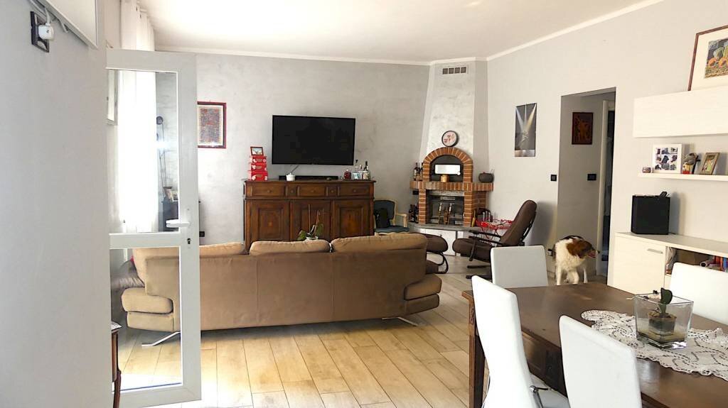 Salone - Appartamento via Andrea Corsini, Pino Torinese - foto 3