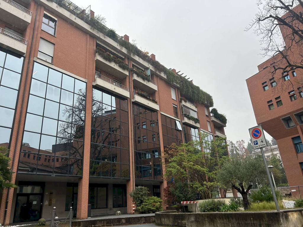 Facciata - Ufficio via Camillo Finocchiaro Aprile, Varese - foto 1