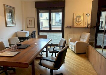 Stanza arredata - Office via Camillo Finocchiaro Aprile, Varese - photo 9