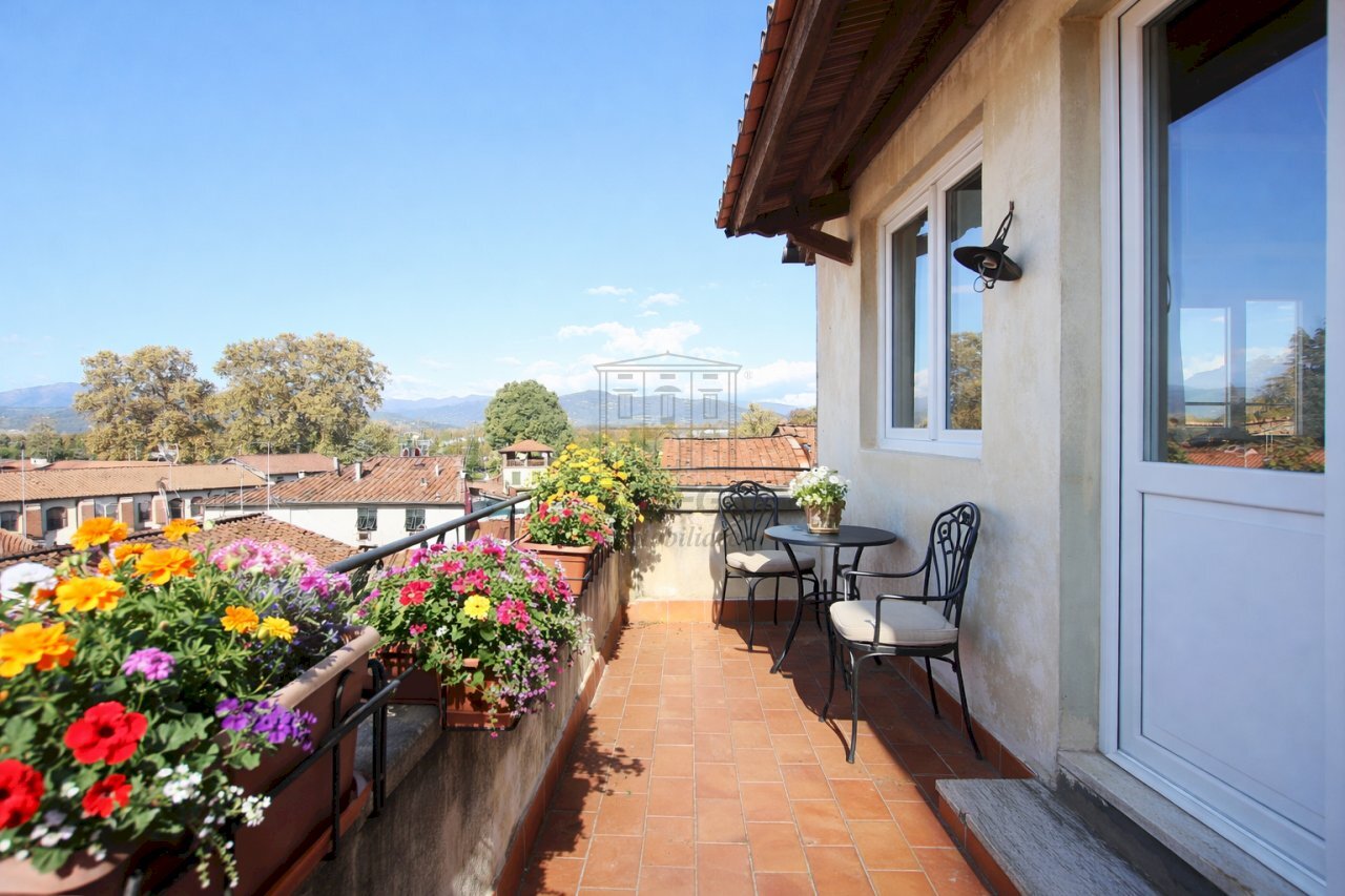 vendesi piano alto con terrazzo.png - Appartamento Piazza del Salvatore 7, Lucca - foto 1