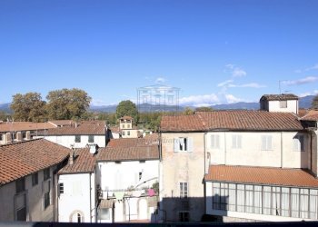 vendesi appartamento ristrutturato con terrazzaIMG - Appartamento Piazza del Salvatore 7, Lucca - foto 4