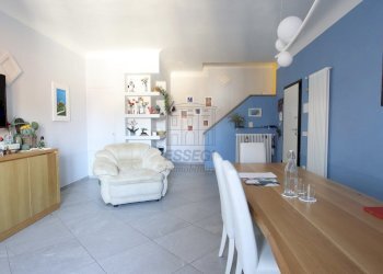 vendesi appartamento ristrutturato con terrazzaIMG - Appartamento Piazza del Salvatore 7, Lucca - foto 9