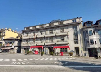 esterno 1.jpg - Locale Commerciale Piazza III alpini 4, Perosa Argentina - foto 5