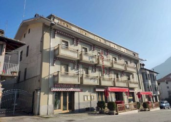 esterno 3 (1).jpg - Locale Commerciale Piazza III alpini 4, Perosa Argentina - foto 7