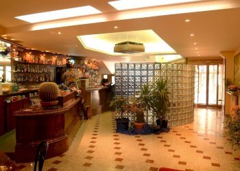 DSCF0008.JPG - Locale Commerciale Piazza III alpini 4, Perosa Argentina - foto 12