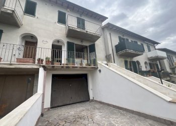 facciata strada.jpg - Villa a Schiera via della pace  7, Montalcino - foto 4