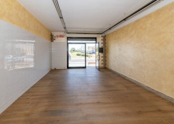 interno verso vetrina (1) - Commercial Premises Quartucciu - photo 4