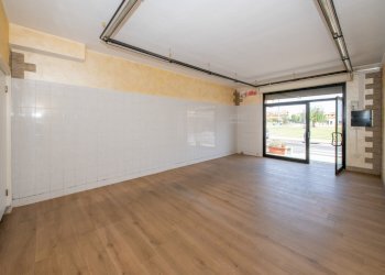 interno verso vetrina (2) - Commercial Premises Quartucciu - photo 5