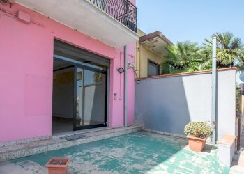 vetrina e cortile anteriore - Commercial Premises Quartucciu - photo 15