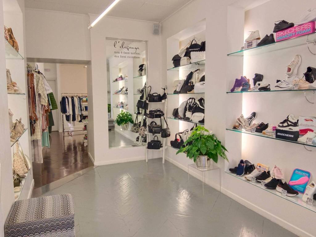 Interno non residenziale - Negozio via Roma, 47, Cuneo (zona Centro) - foto 3