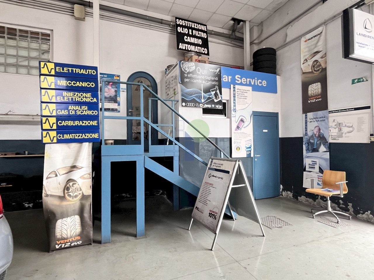 scala di accesso all\'ufficio - Locale Commerciale Via Francesco Pera 88, Livorno - foto 3