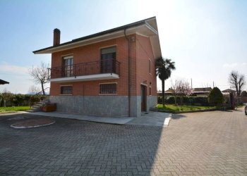 Facciata - Villa via San Lorenzo, 47, Carmagnola - foto 2