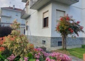 Facciata - Villa piazza Generale Ottavio Rolle, 1A, Lanzo Torinese - foto 3