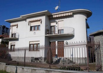 Facciata - Villa piazza Generale Ottavio Rolle, 1A, Lanzo Torinese - foto 4