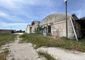 esterno - Locale Commerciale Strada Rurale Mammagnora 3, Bari - foto 9