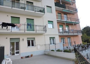 Facciata - Bilocale via Campomorone, 42, Genova (zona Pontedecimo) - foto 1