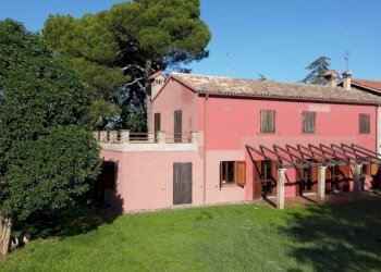 Facciata - Villa strada Nazionale Flaminia, Fano - foto 14