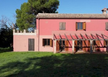 Facciata - Villa strada Nazionale Flaminia, Fano - foto 17