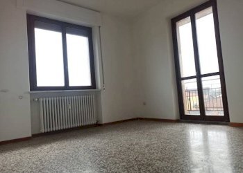 Camera da letto - Trilocale via Piave, 22, Trecate - foto 5