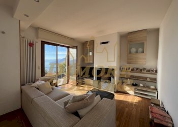 Salotto con camino - Appartamento Maccagno con Pino e Veddasca - foto 8