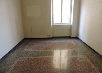 Soggiorno - Three-room apartment via Chiesa delle Grazie, Genova (neighborhood Sampierdarena) - photo 4