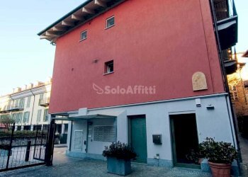 ingresso fronte strada - Locale Commerciale Vicolo Madonnetta 1, Chieri - foto 3