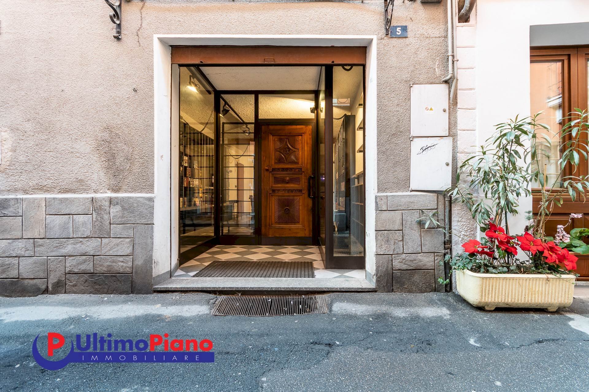 Shop Via Claude D'Avise, Aosta - photo 2