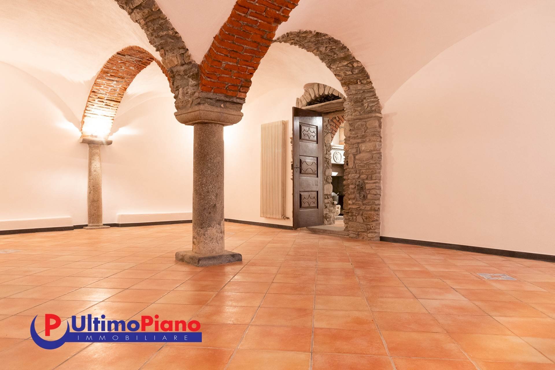 Shop Via Claude D'Avise, Aosta - photo 2