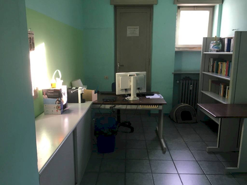 Stanza arredata - Ufficio via Torino, 269, Ivrea - foto 1