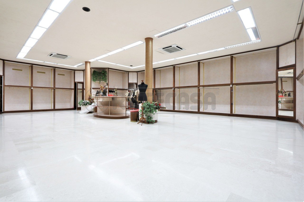 IMG_8635.JPG - Locale Commerciale via dal ponte, Torri di Quartesolo - foto 1