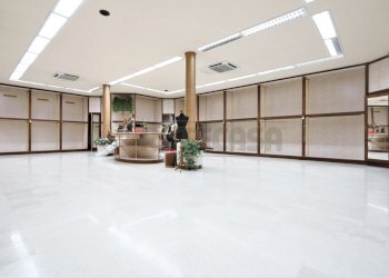 IMG_8635.JPG - Locale Commerciale via dal ponte, Torri di Quartesolo - foto 1