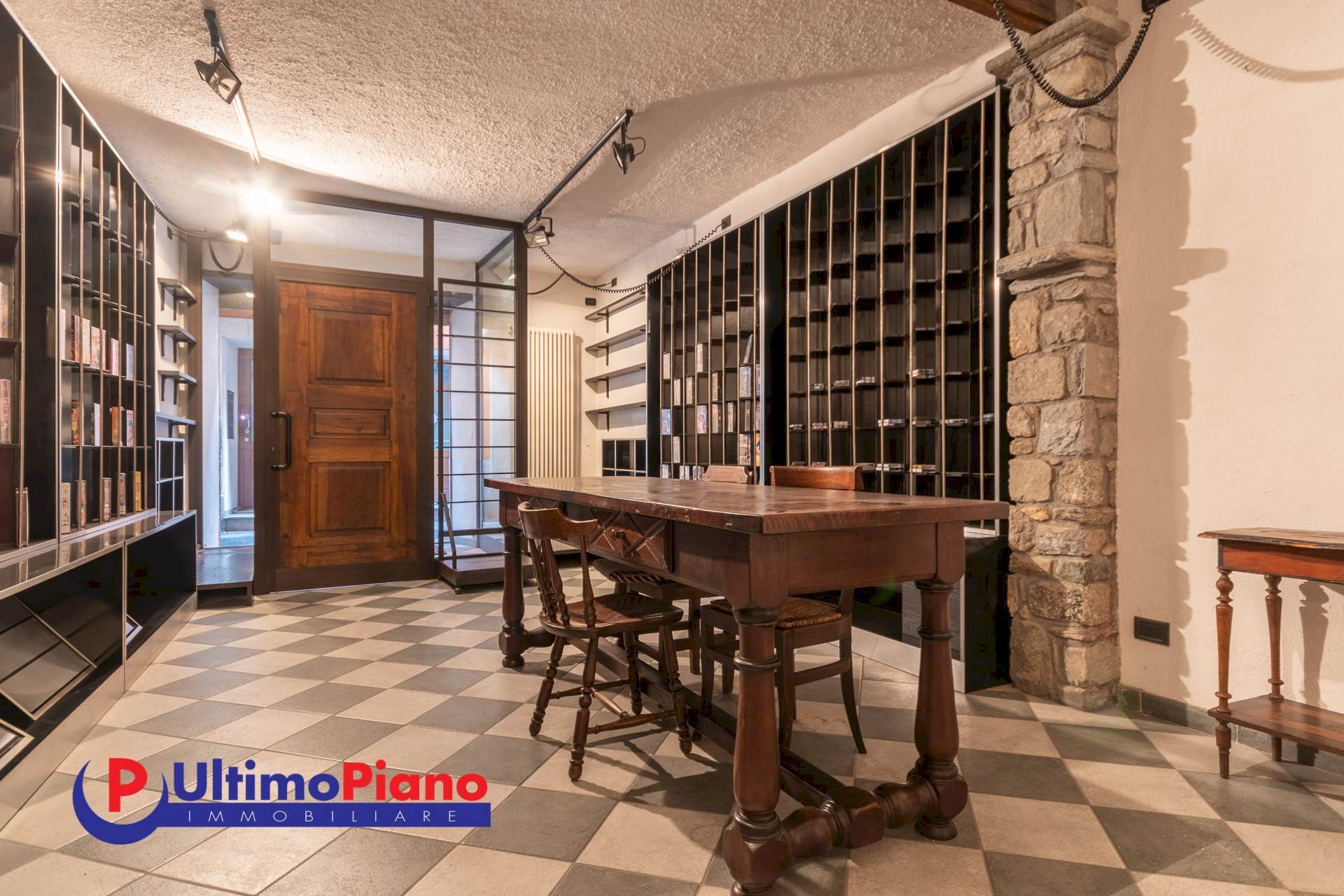 Shop Via Claude D'Avise, Aosta - photo 1