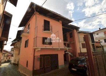 Facciata - Casa indipendente via Umberto I, 25, Val di Chy - foto 3