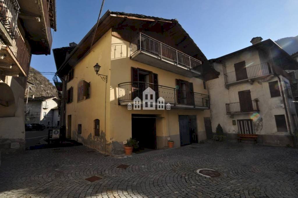 Facciata - Casa indipendente piazza Municipale, 1, Sparone - foto 3