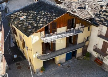 Facciata - Casa indipendente piazza Municipale, 1, Sparone - foto 1