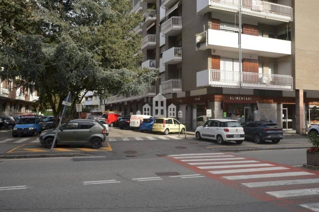 Facciata - Negozio via Castellamonte, 14, Banchette - foto 2