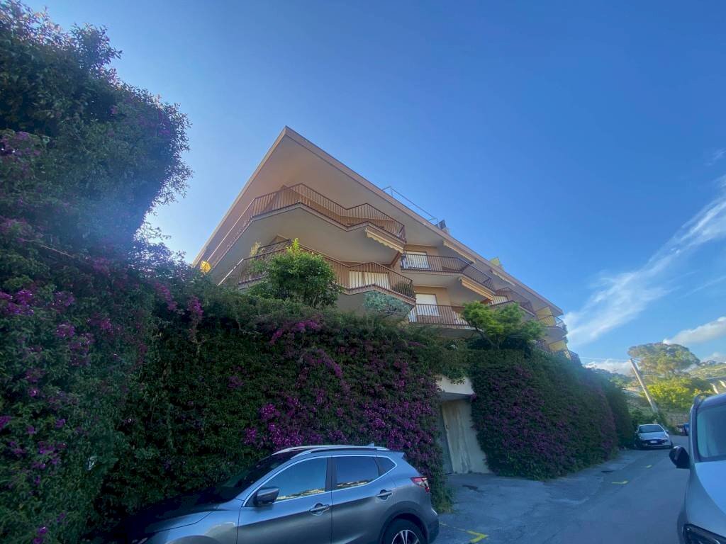 Facciata - Trilocale via Val d'Olivi, 119, Sanremo - foto 2