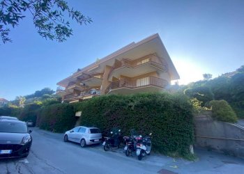 Facciata - Trilocale via Val d'Olivi, 119, Sanremo - foto 24